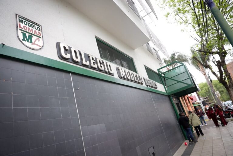 Frente del Colegio Modelo Lomas, en Lomas de Zamora, donde se investigan imágenes sexuales falsas creadas con inteligencia artificial