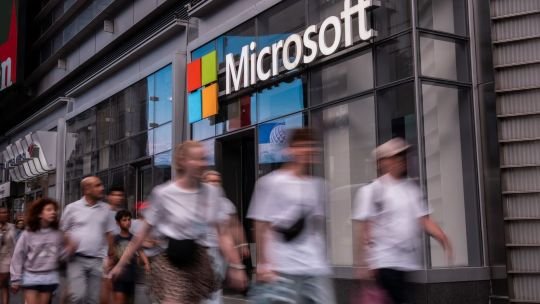 Sede de Microsoft y bandera de Estados Unidos