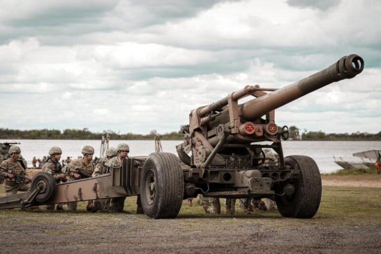 Vehículos blindados del Ejército Argentino durante un desplazamiento militar