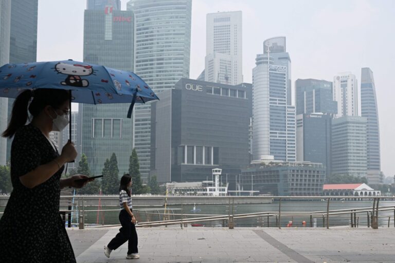 Pilotos de Fórmula 1 en el circuito urbano de Singapur con neblina