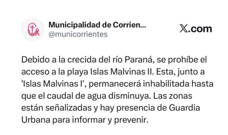 Vista del río Paraná en la ciudad de Corrientes con carteles de prohibido el paso en la playa Islas Malvinas II