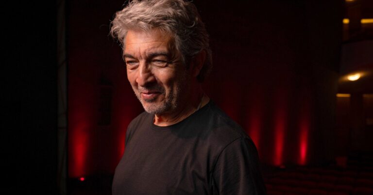 Ricardo Darín sosteniendo en brazos a su nieto Dante en un restaurante