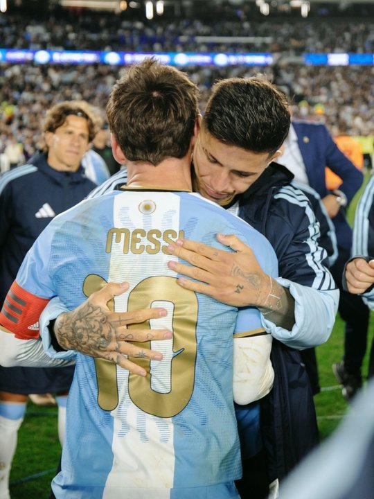 Enzo Fernández junto a Lionel Messi y Nicolás Otamendi en el partido de la Selección argentina