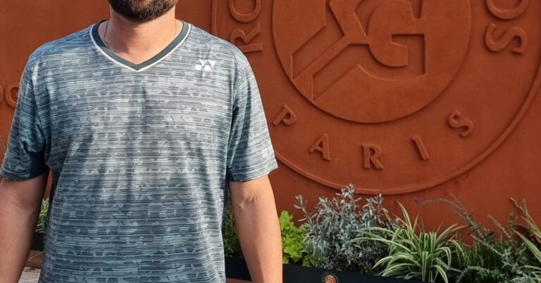 Stanislav Ichkov, exjugador de tenis, durante una clase en su academia