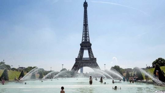 Estudiantes franceses protestando en las calles con carteles