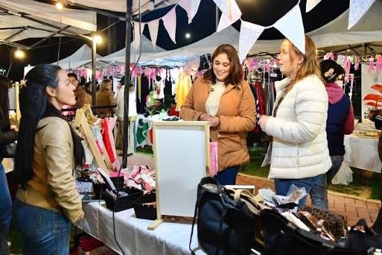 Puestos de la Feria de Artesanos en la Costanera de Corrientes con productos regionales