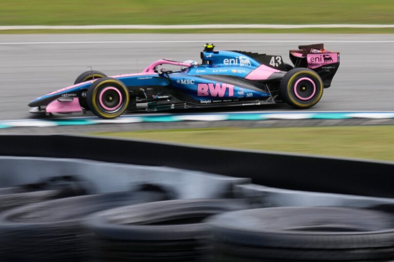 Franco Colapinto en el circuito de Sepang durante la clasificación del Gran Premio de Bahréin de Fórmula 1