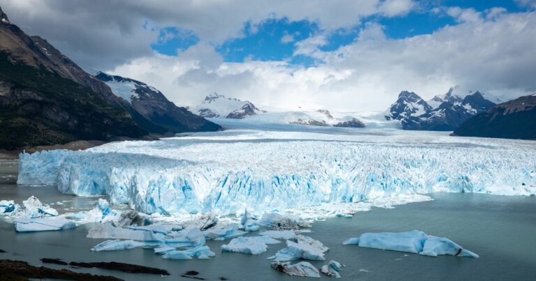 Vista del frente del Glaciar Perito Moreno con témpanos de hielo sobre el agua