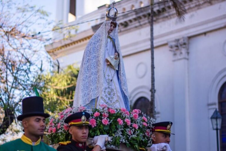 Fieles participan de la novena en honor a Nuestra Señora del Rosario en la Iglesia Catedral de Goya