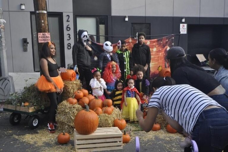 Calle peatonal de Nueva York decorada para Halloween con niños y familias