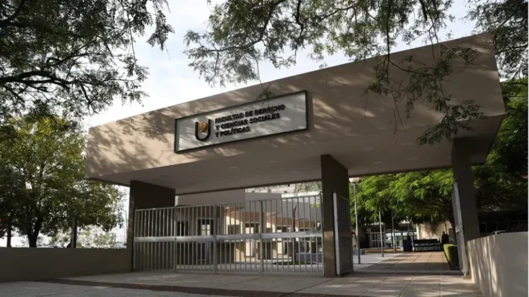 Fachada de la Facultad de Derecho de la Universidad Nacional del Nordeste (UNNE)