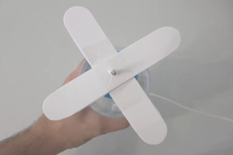 Ventilador casero hecho con botella plástica, varilla de madera y cartulina