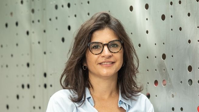 Julia Coria, escritora, presenta su novela A través del universo