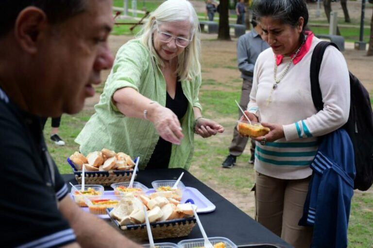 Degustación de mbaipy y arroz con pollo durante el Karaí Octubre en Corrientes