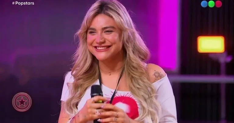 Lala Marain, participante de Popstars, cantando en el escenario