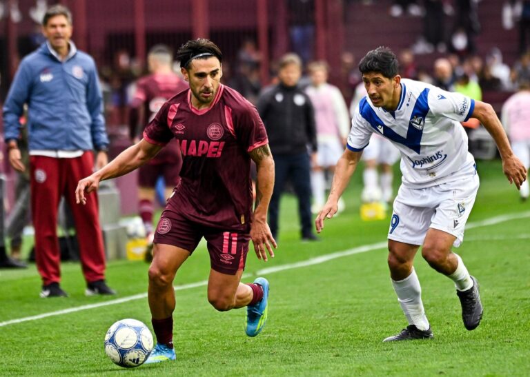 Jugadores de Lanús celebrando el gol ante Vélez en el Estadio Ciudad de Lanús
