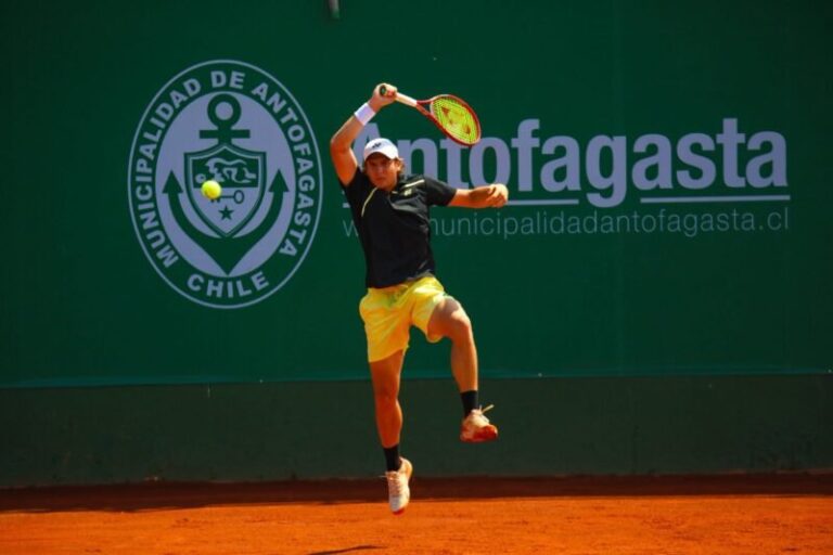 Lautaro Midón durante un partido de tenis
