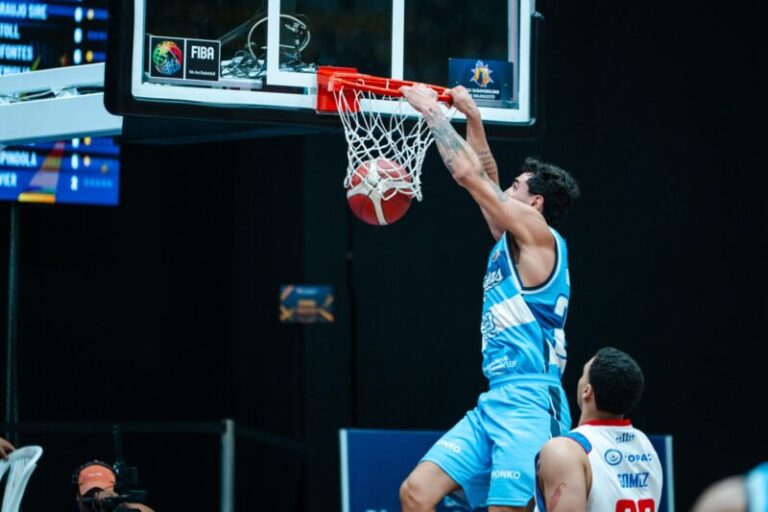 Partido de baloncesto entre Regatas Corrientes y Nacional de Uruguay por la Liga Sudamericana