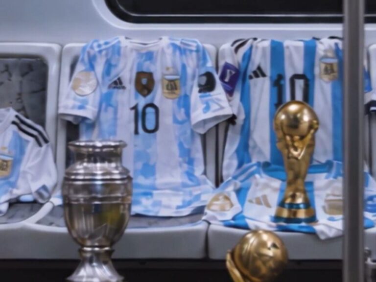 Formación de la línea D del subte con camisetas de Messi y una cabra en el video de despedida