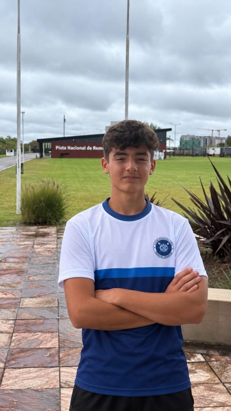 Lorenzo López Rivadeneira durante el campamento nacional de remo en Tigre