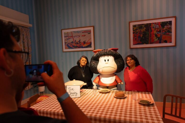 Visitantes recorren la muestra Mafalda inmersiva en el Centro Cultural Recoleta