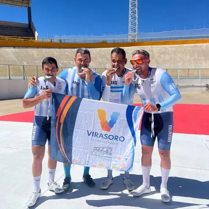 Ciclista Mario Mazo en el podio del Panamericano Máster de Ciclismo en Tarija
