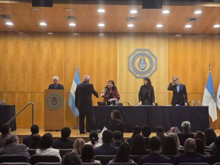 Martínez Llano durante el juramento en el Colegio de Abogados de Caba