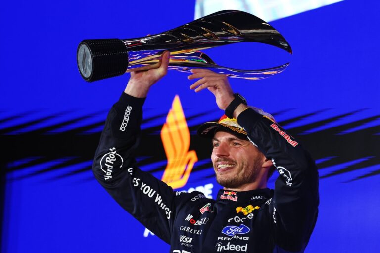 Max Verstappen celebra en el podio del Gran Premio de Singapur de Fórmula 1