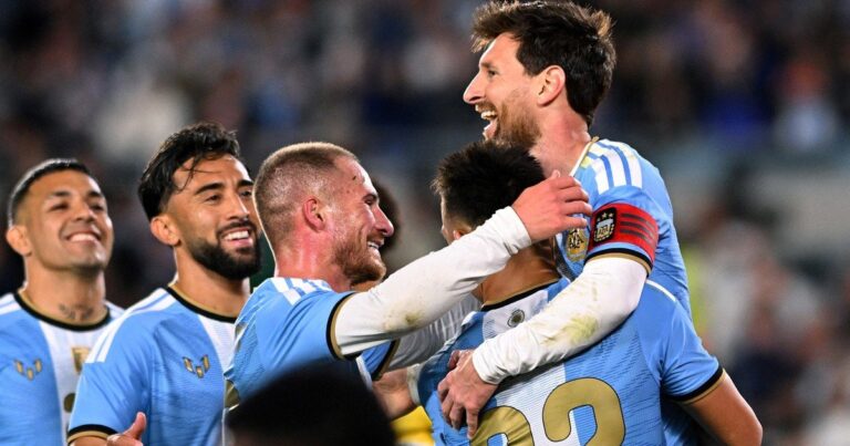 Lionel Messi ejecutando un penal durante el partido entre Argentina y Benín en el Estadio Monumental