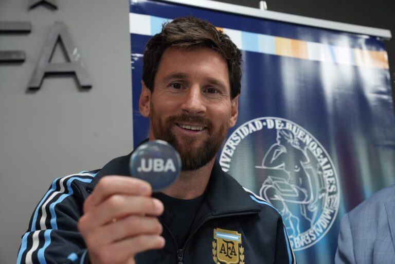 Lionel Messi recibiendo el doctorado Honoris Causa de la UBA