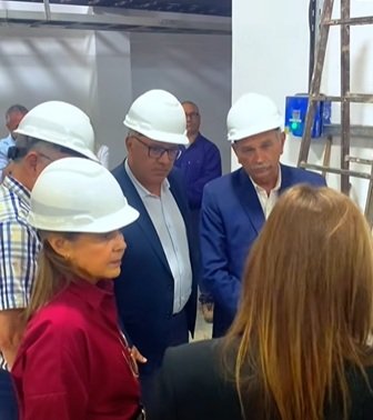Ministros Jorge Meza y Emilio Lanari durante la inspección de obras en el Hospital Escuela