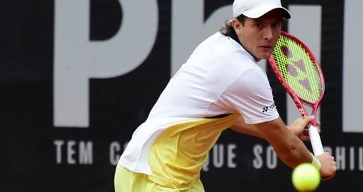 Lautaro Midón durante un partido de tenis