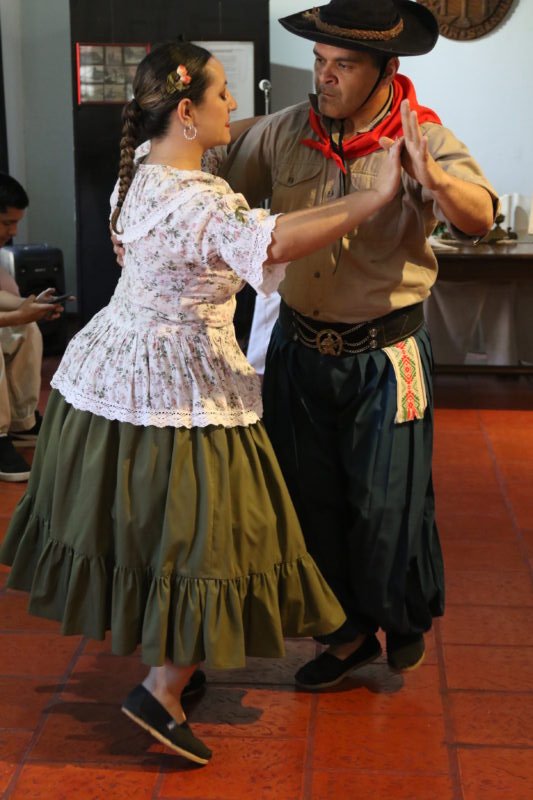 Vecinos y turistas participan de las actividades por el Karaí Octubre en la Casa Molinas de Corrientes