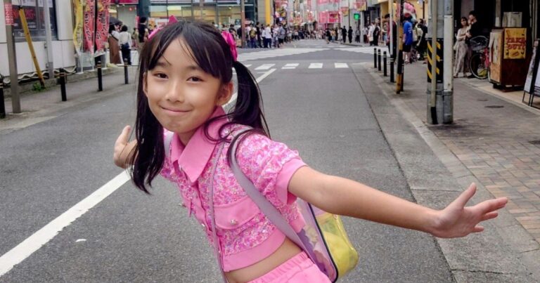 Hirata Luna, estrella del pop japonés, sonriendo en una actuación