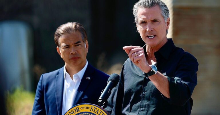 Gobernador de California Gavin Newsom durante una conferencia de prensa