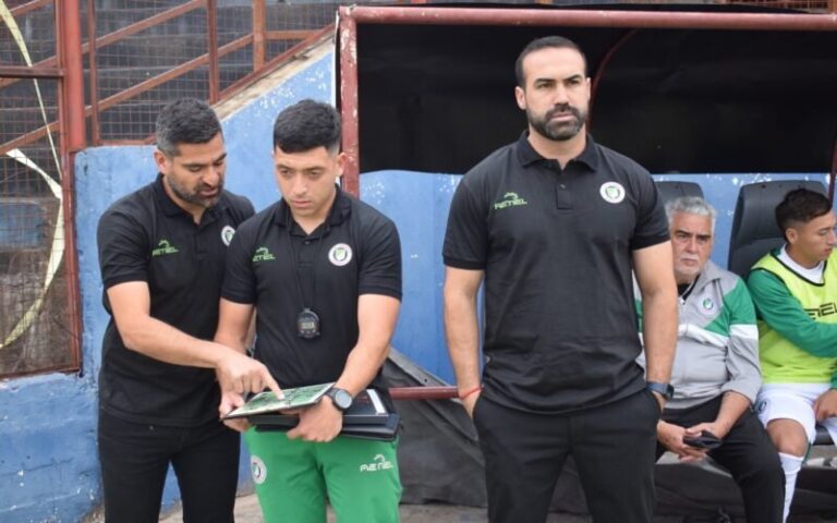 Nicolás Ferreyra, técnico de Mandiyú, durante el partido ante Lipton