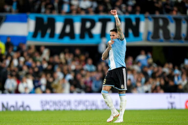 Nicolás Otamendi celebrando su gol con la camiseta de la selección argentina en el estadio Monumental