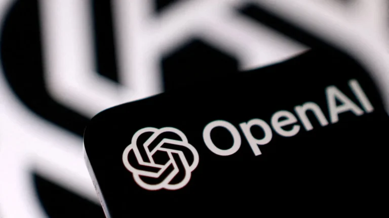 Logotipo de OpenAI y representación de ChatGPT en una pantalla, con fondo de martillo judicial
