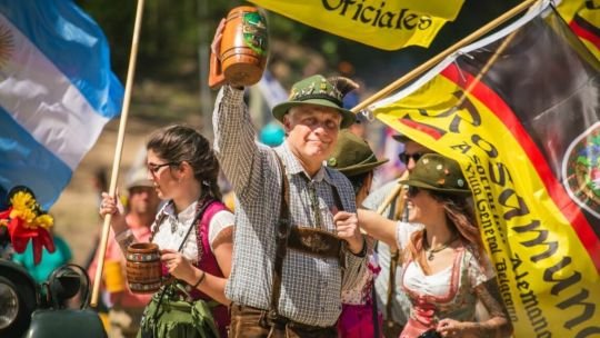 Predio de la Oktoberfest en Villa General Belgrano con stands de cerveza y escenarios