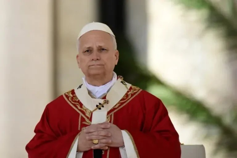 El papa León XIV saludando a fieles antes de ingresar al Policlínico Gemelli