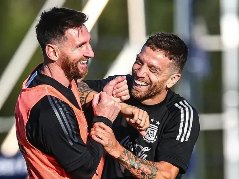 Papu Gómez firmando una camiseta de la selección argentina en Abu Dabi