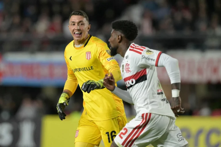 Pelota de fútbol sobre el césped de un estadio