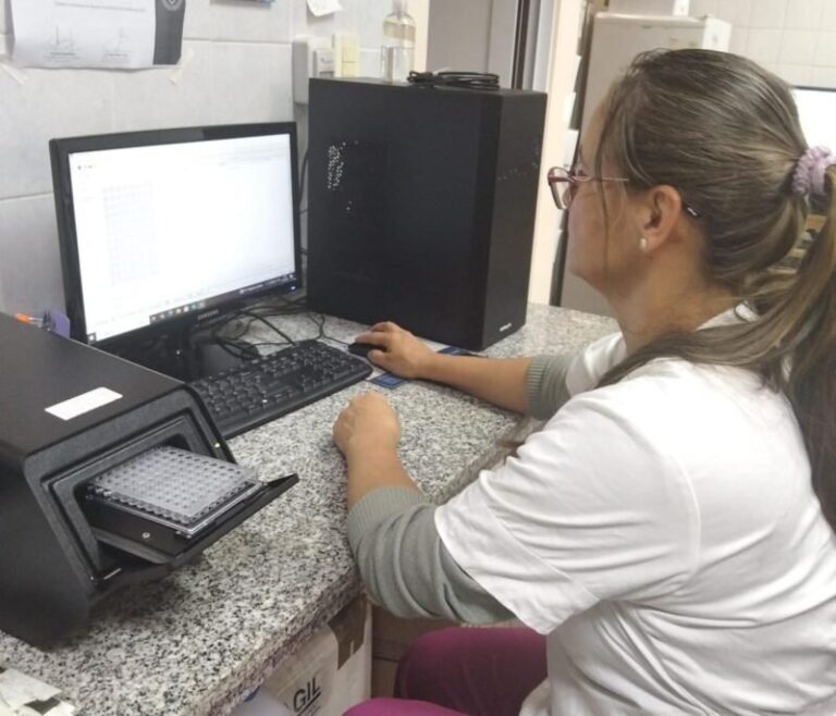 Recién nacido en maternidad pública de Corrientes durante la toma de muestra para pesquisa neonatal