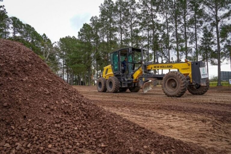 Obreros municipales colocando ripio en una calle de tierra de Corrientes