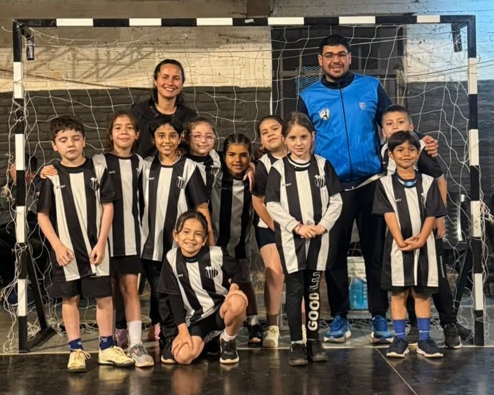 Chicos participando del Primer Provincial de Minis e Infantiles de handball en el Club Atlético Virasoro
