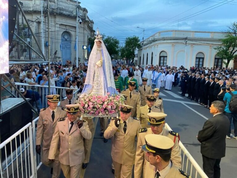 Procesión de la Virgen del Rosario en Goya con fieles y jóvenes leyendo un manifiesto