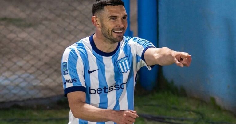Jugadores de Racing y Belgrano en el estadio Cilindro de Avellaneda durante el partido por la fecha 12 del Torneo Clausura 2026