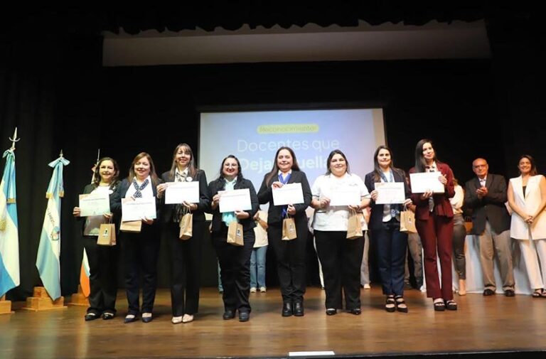 Autoridades municipales y docentes durante la ceremonia de reconocimiento en la Casa de la Cultura de Bella Vista