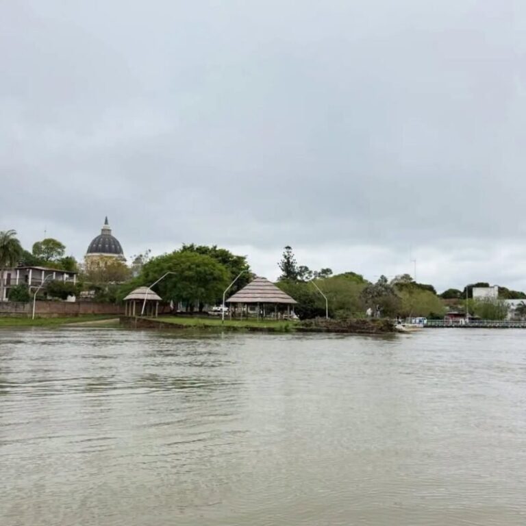 Vista de la crecida del río Paraná en la costa de Itatí