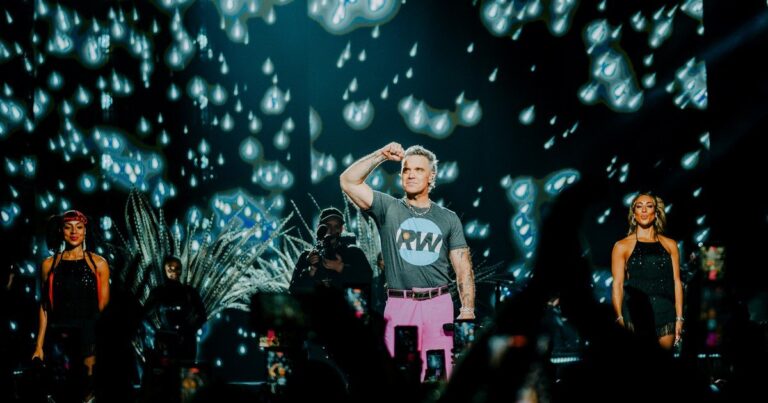 Robbie Williams durante su concierto en el Movistar Arena de Buenos Aires